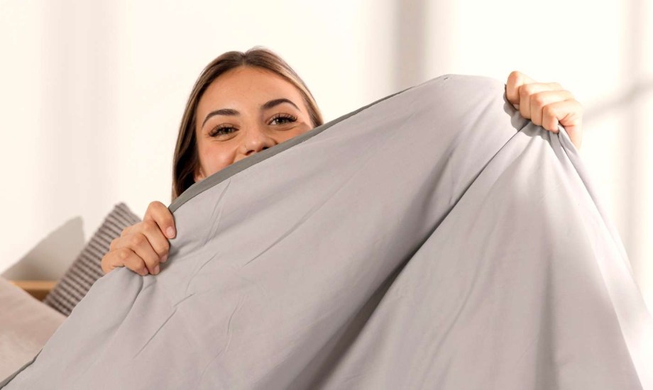 هل البطانيات الثقيلة تحسن جودة النوم؟