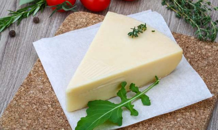 كم عدد السعرات الحرارية في الجبن كامل الدسم؟