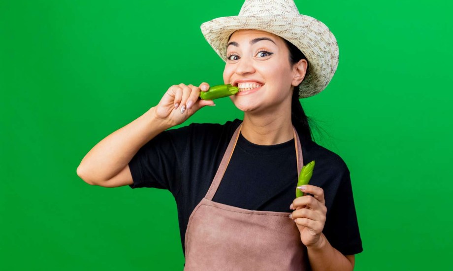 الفلفل الأخضر الحار لتكبير الشفاه يثير الجدل