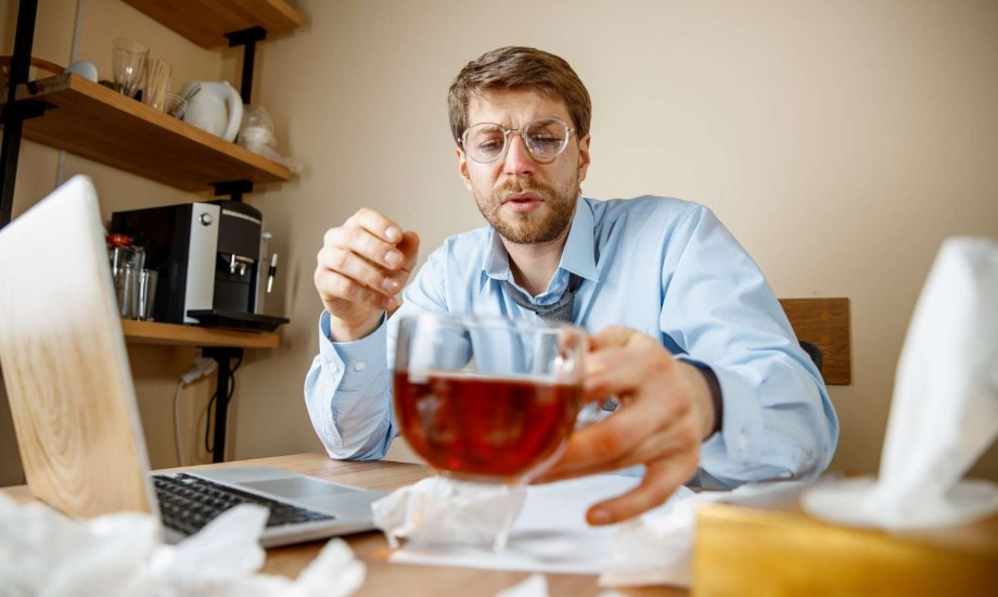 ما علاقة شرب الشاي على الريق بالانتفاخ؟