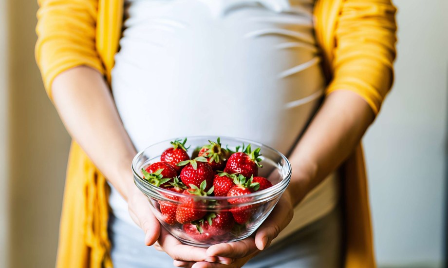 فوائد ومخاطر الفراولة أثناء الحمل للأم والجنين