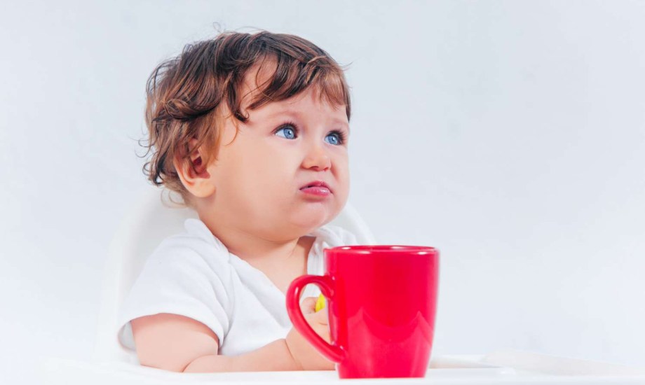 متى يستخدم الأطفال الكوب للشرب؟