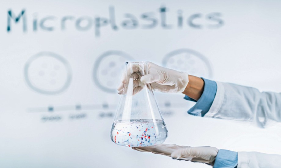 الجسيمات البلاستيكية الدقيقة تهدد الصحة الإنجابية للرجال