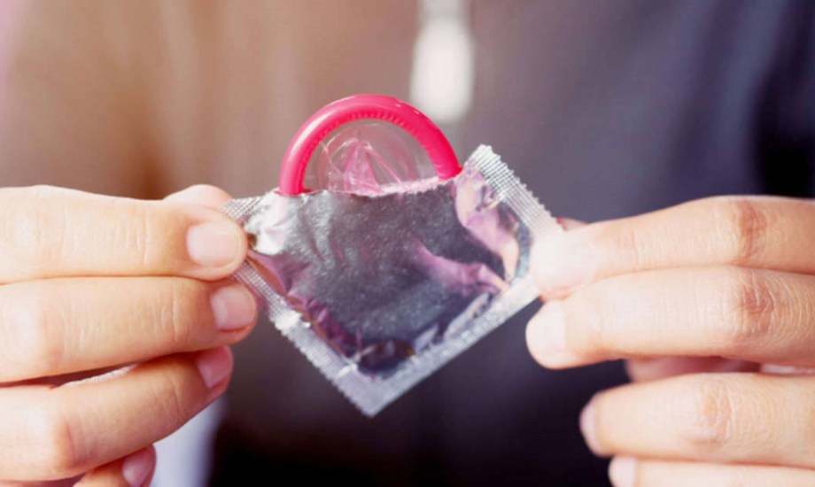 8 أخطاء يرتكبها الرجال أثناء ارتداء الواقي الذكري