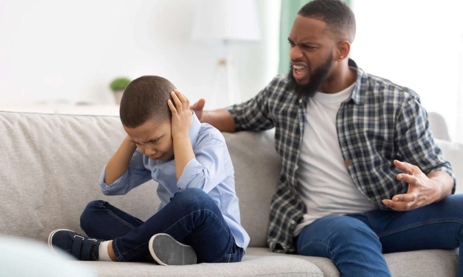 الأب المتنمر وتأثيره على أطفاله