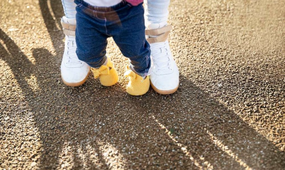 4 مخاطر صحية لمشي الأطفال على أطراف أصابعهم