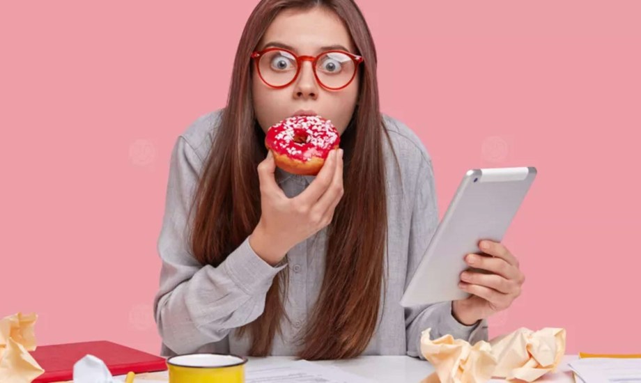 6 نصائح تساهم في السيطرة على الأكل العاطفي