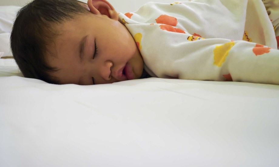 المخاطر الخفية لنوم الطفل مع والديه