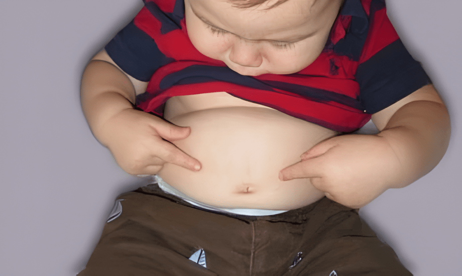 أسباب لعب الطفل في سرته وكيفية التعامل معه