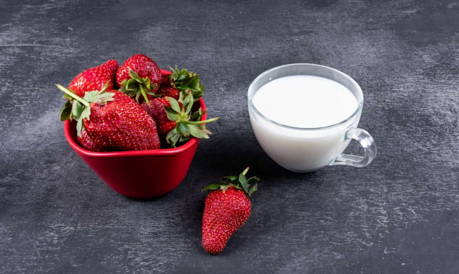 هل عليك تجنب تناول الفراولة مع الحليب؟
