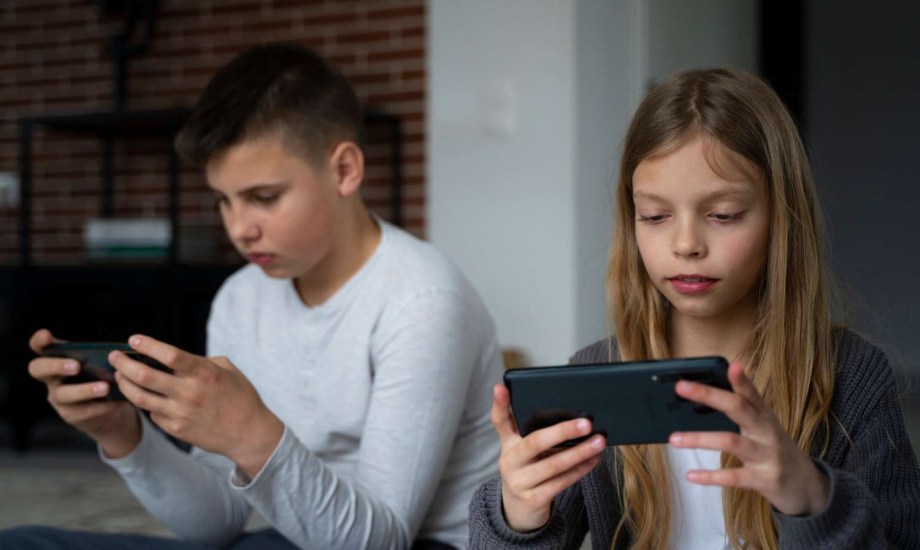 الهاتف الذكي مرتبط بالاكتئاب في سن المراهقة المبكرة