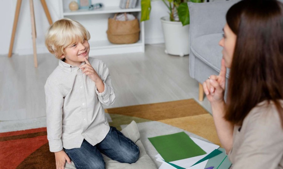 ما السن المناسب للتحدث مع الأطفال عن البلوغ؟