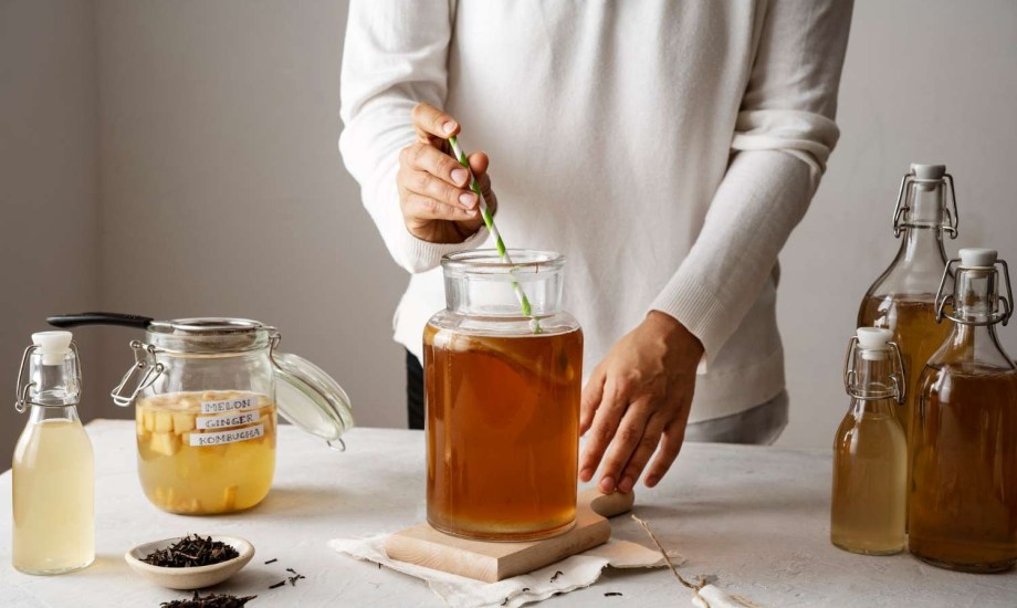 ماذا يحدث لجسمك عند تناول شاي الكمبوتشا يوميا؟