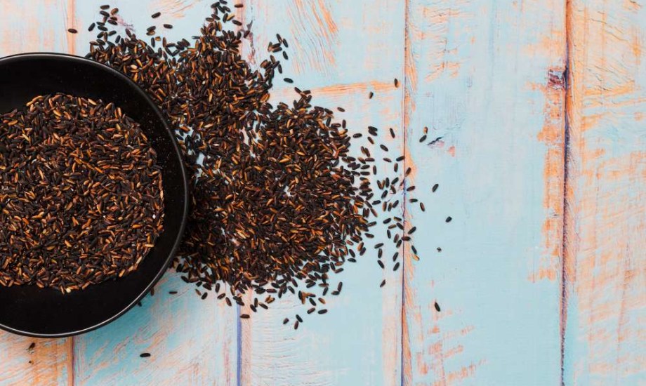 ماذا يحدث للجسم عند مضغ بذور الكراوية يوميا؟