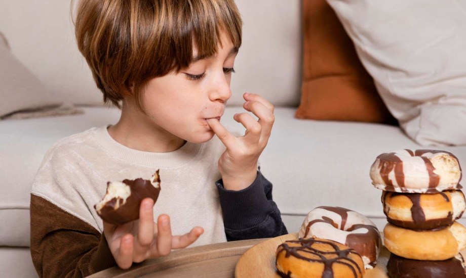 كيف تقلل من رغبة طفلك في تناول السكريات؟