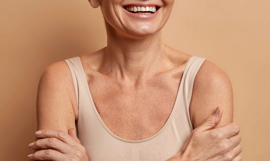 أسباب تجاعيد الصدر عند النساء وطرق علاجها