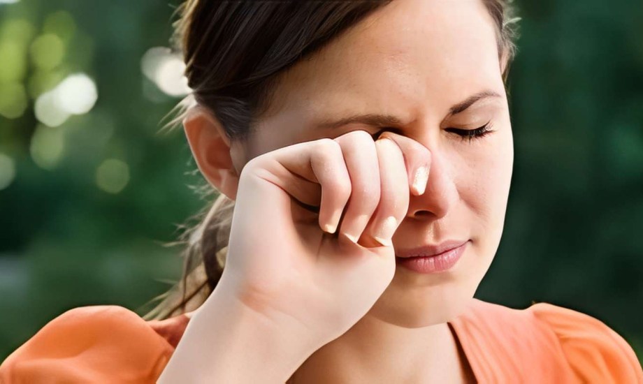 ما سر الأمواج والألوان والأضواء التي تراها عند فرك عينيك؟