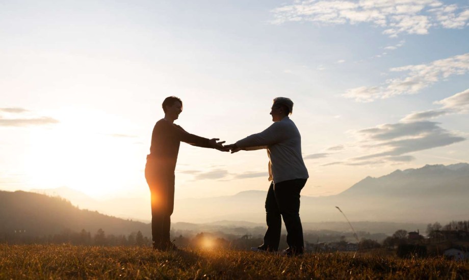 عندما تتحول الرغبة في مساعدة الآخرين إلى إدمان