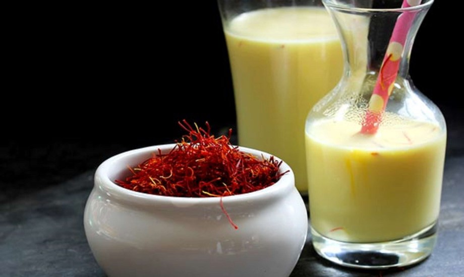 8 فوائد صحية لتناول حليب الزعفران
