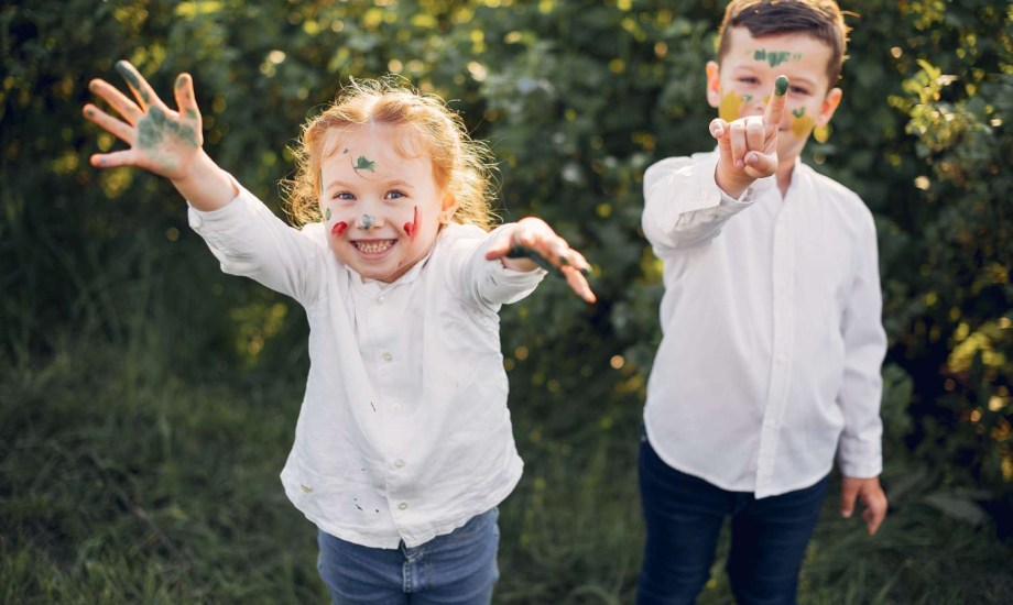 اللعب في التراب يعزز صحة ومناعة الأطفال