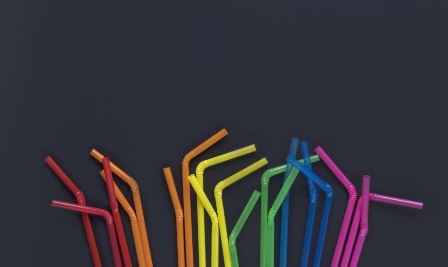 4 أضرار صحية لاستخدام الشفاطات البلاستيكية