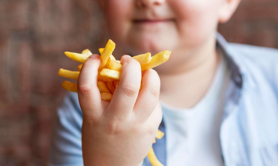 أطعمة تزيد خطر سمنة الأطفال قبل الخامسة