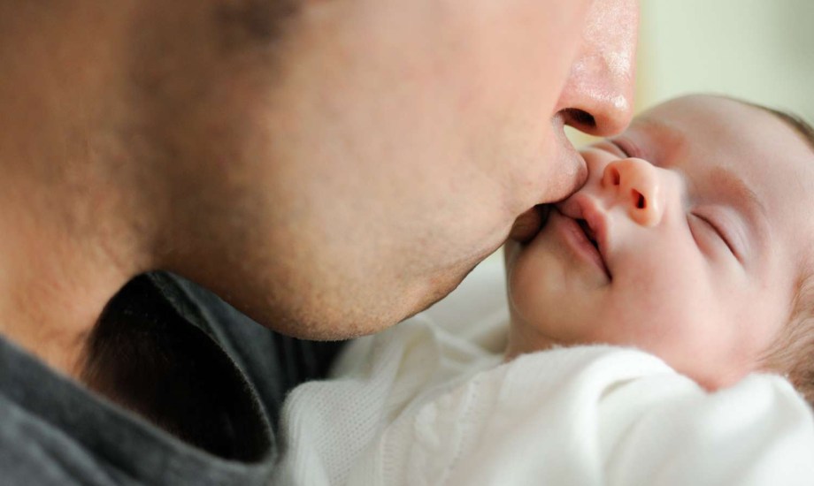 تقبيل الرضع عادة بريئة ذات مخاطر جسيمة