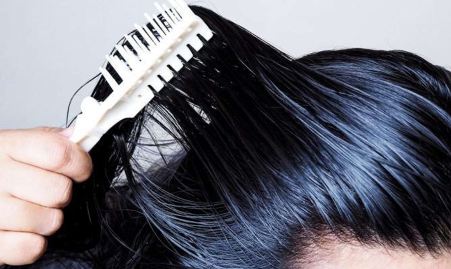 5 وصفات طبيعية لإصلاح الشعر الدهني