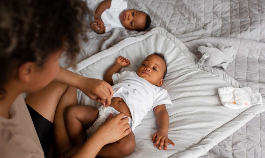 طفلك يتحرك كثيرا أثناء تغيير الحفاضات؟