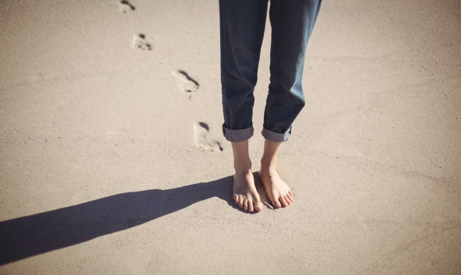 المخاطر المحتملة للمشي حافي القدمين