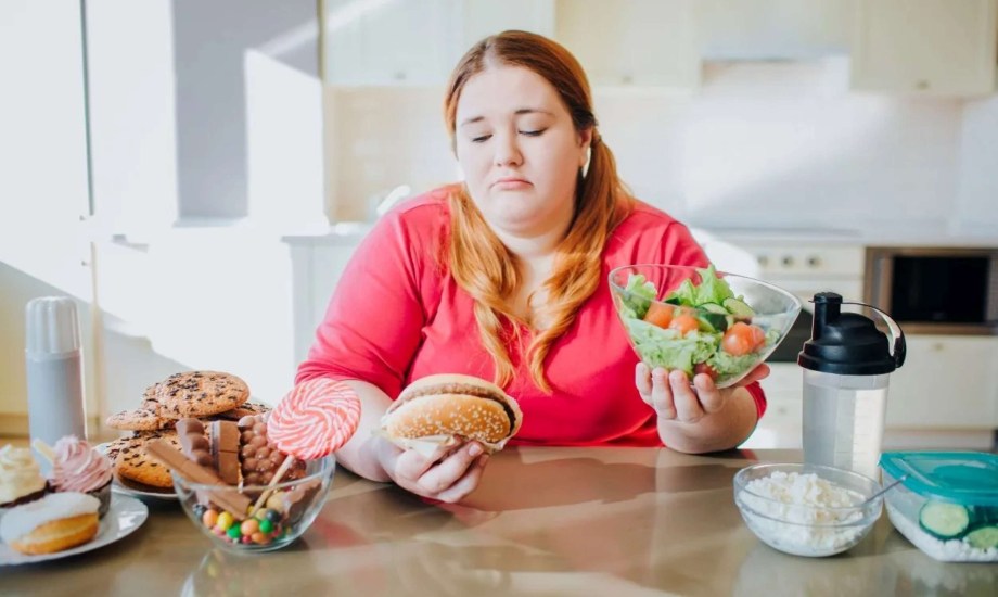 عادات خاطئة تزيد الوزن بعد الأربعين