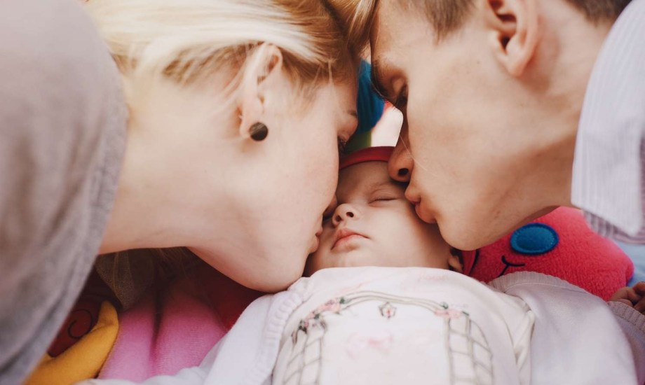 تقبيل الأطفال يسبب التهاب القصيبات الهوائية