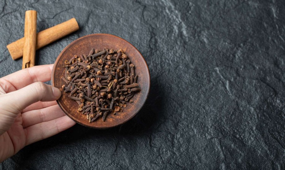 5 فوائد صحية لمضغ القرنفل قبل النوم