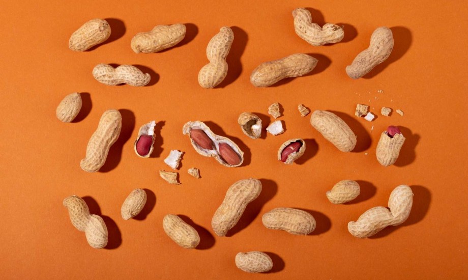 أضرار تناول قشر الفول السوداني