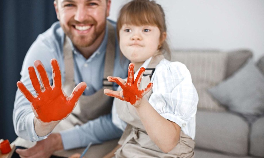 هل يمكن تحسين القدرات الإدراكية لدى الأطفال المصابين بمتلازمة داون؟