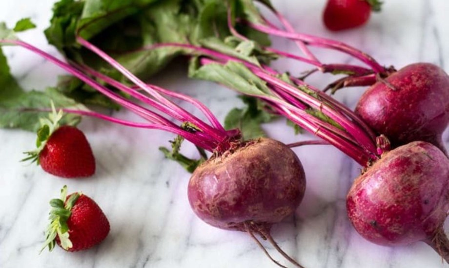 فوائد مقشر البنجر والفراولة للشفاه المصنوع منزلياً