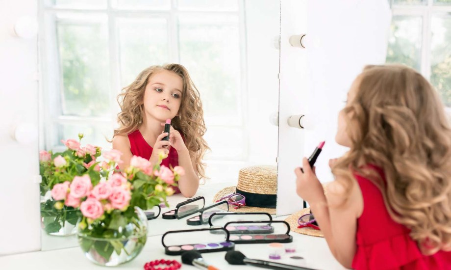 هل المكياج آمن للأطفال؟