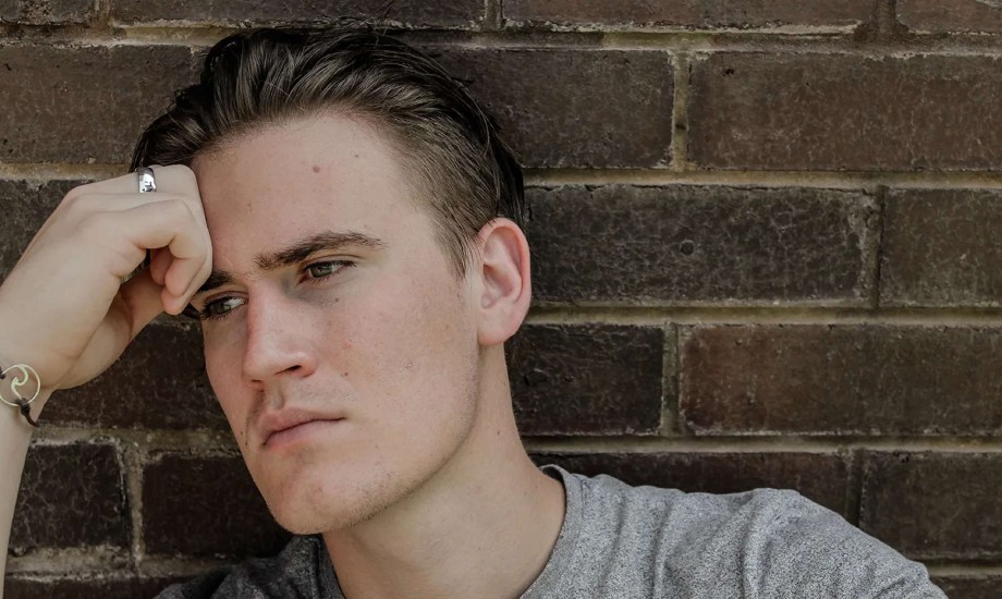 كيف يتعامل الرجال مع وفاة شخص مقرب؟