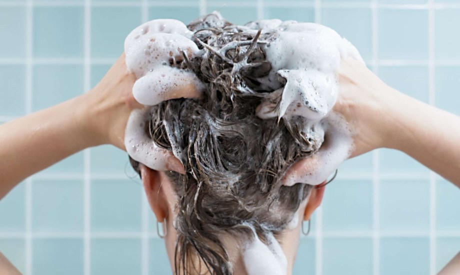 عوامل تؤثر على مرات غسل الشعر والطريقة الصحيحة لتنظيفه
