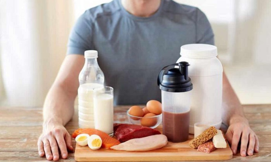 مكملات البروتين أم الأطعمة الكاملة.. أيهما أفضل للعضلات وفقدان الوزن؟
