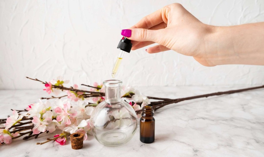 فوائد زيت الكاميليا للشعر وطرق استخدامه