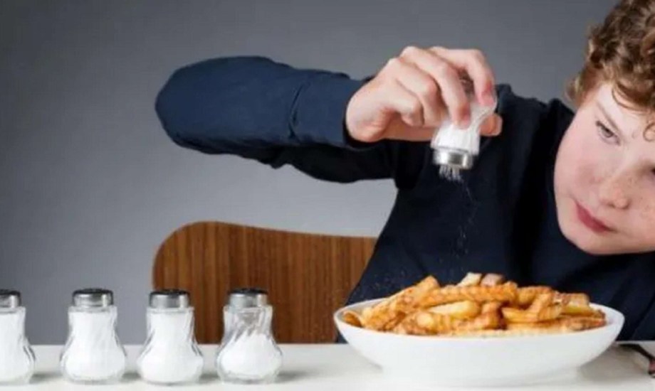 كيف تقلل الملح في طعام طفلك؟