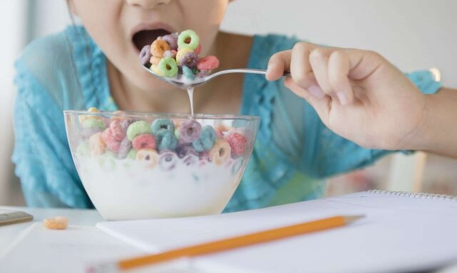 أضرار السكريات المضافة على الأطفال