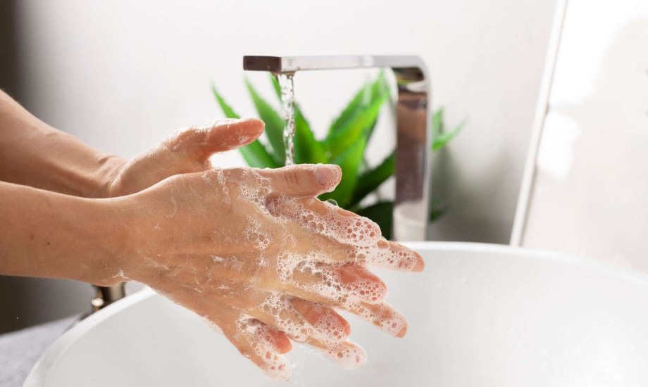 أكثر من 10 مواقف يومية تستلزم غسل اليدين