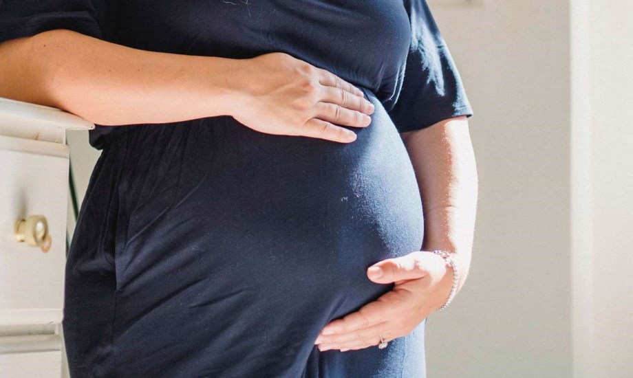 متى يكون حجم البطن أثناء الحمل مصدر قلق؟