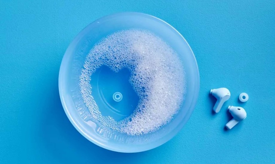 كيفية تنظيف الايربودز بطريقة صحيحة