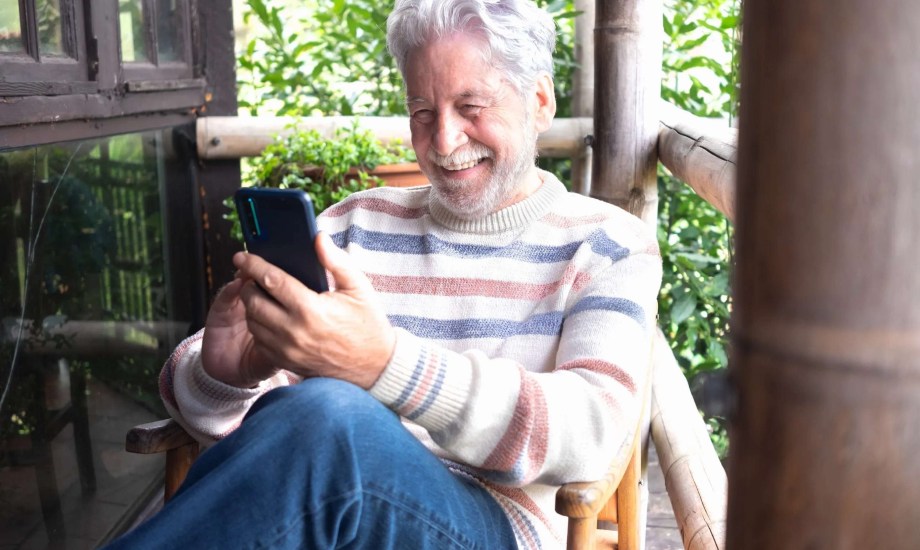 استخدام الهواتف الذكية يقلل خطر الإصابة بالخرف