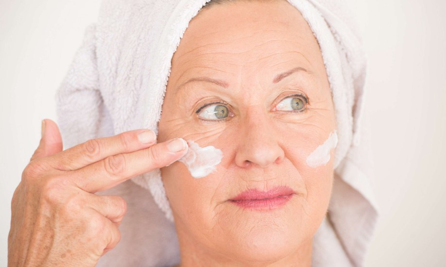 روتين العناية بالبشرة للنساء في عمر الستين