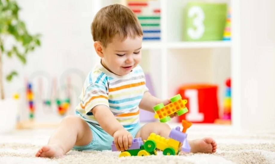 كم ساعة لعب يحتاجها طفلك يوميا؟