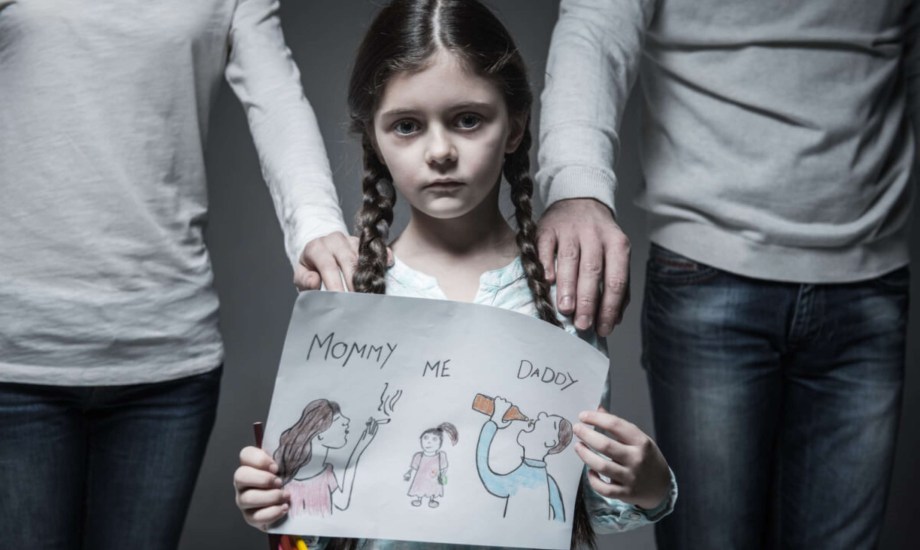 إدمان الآباء للمخدرات يهدد المهارات الذهنية لأطفالهم